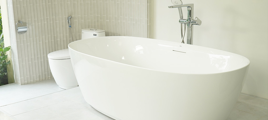 Alec verbindet die badewanne